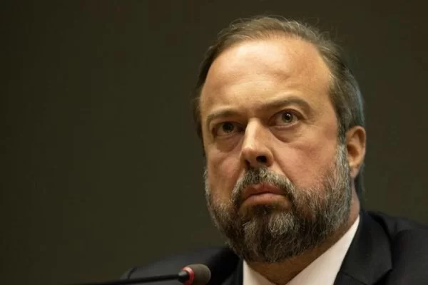 Preço de combustível está “no limite”, diz ministro de Minas e Energia