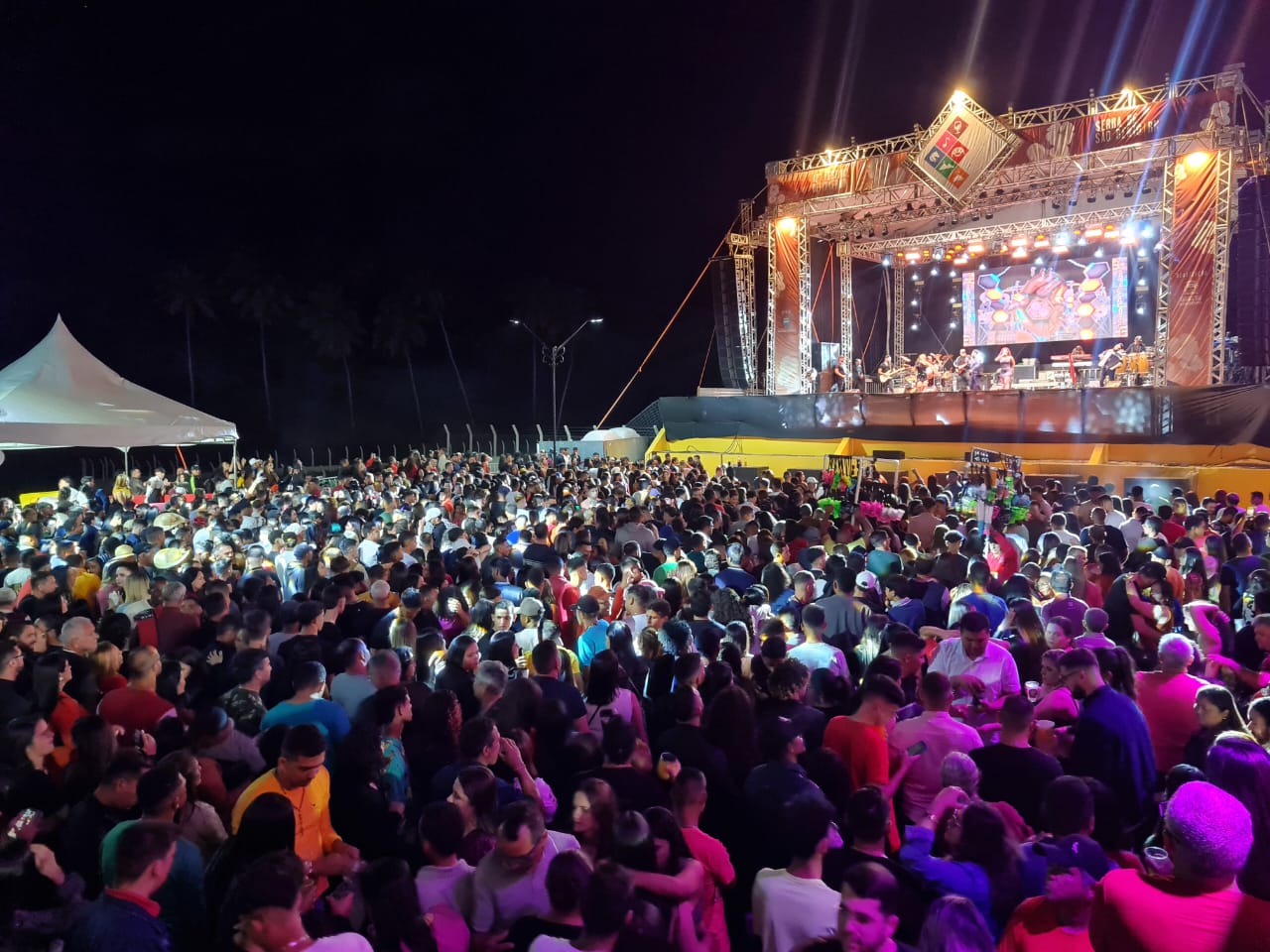 Primeira noite do Festival de Inverno reúne multidão em Serra de São Bento
