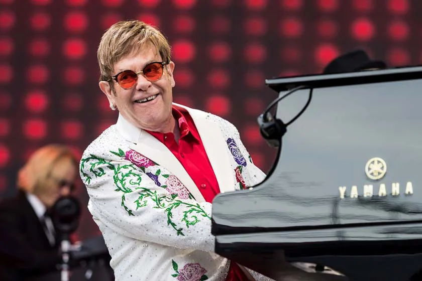 Elton John é levado às pressas para hospital após queda em casa na França, diz jornal