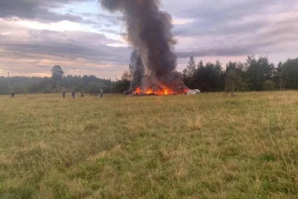 Vídeos registram momento em que avião de Prigozhin cai na Rússia; veja