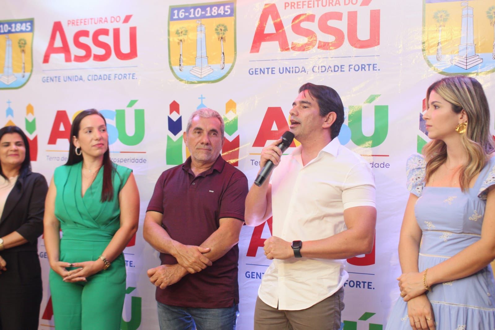 ASSÚ: Prefeitura garante obra de construção de praça convivência, quadra poliesportiva e pavimentações em Linda Flor