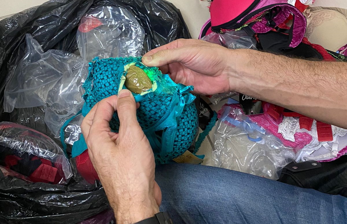 PF prende sueco com quase 5 quilos de cocaína escondidos em calcinhas e sutiãs no aeroporto de Natal