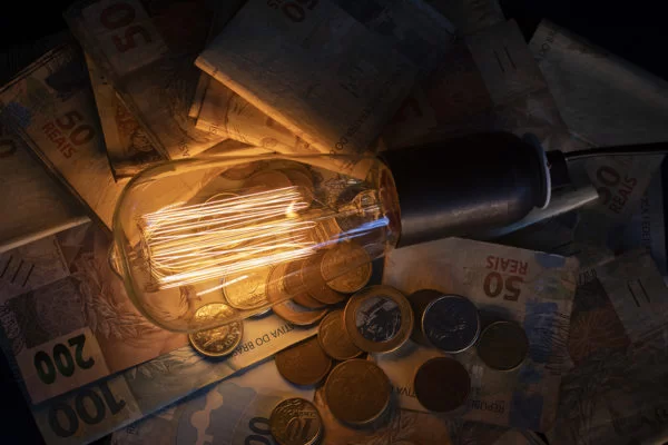 Aneel propõe redução de até 37% na taxa extra da conta de luz