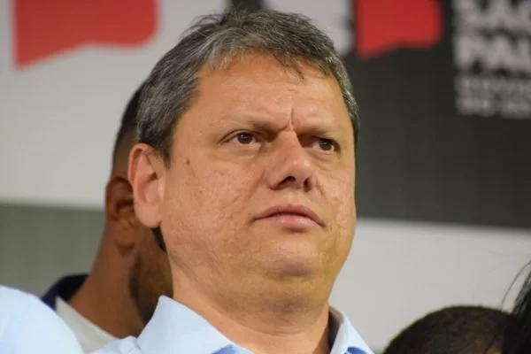 Tarcísio cogita deixar Republicanos caso partido integre governo Lula