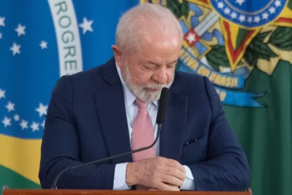 Lula assina decreto que autoriza Brasil a comprar energia da Venezuela