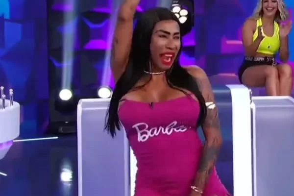 Inês Brasil faz topless em programa do SBT e choca Patrícia Abravanel