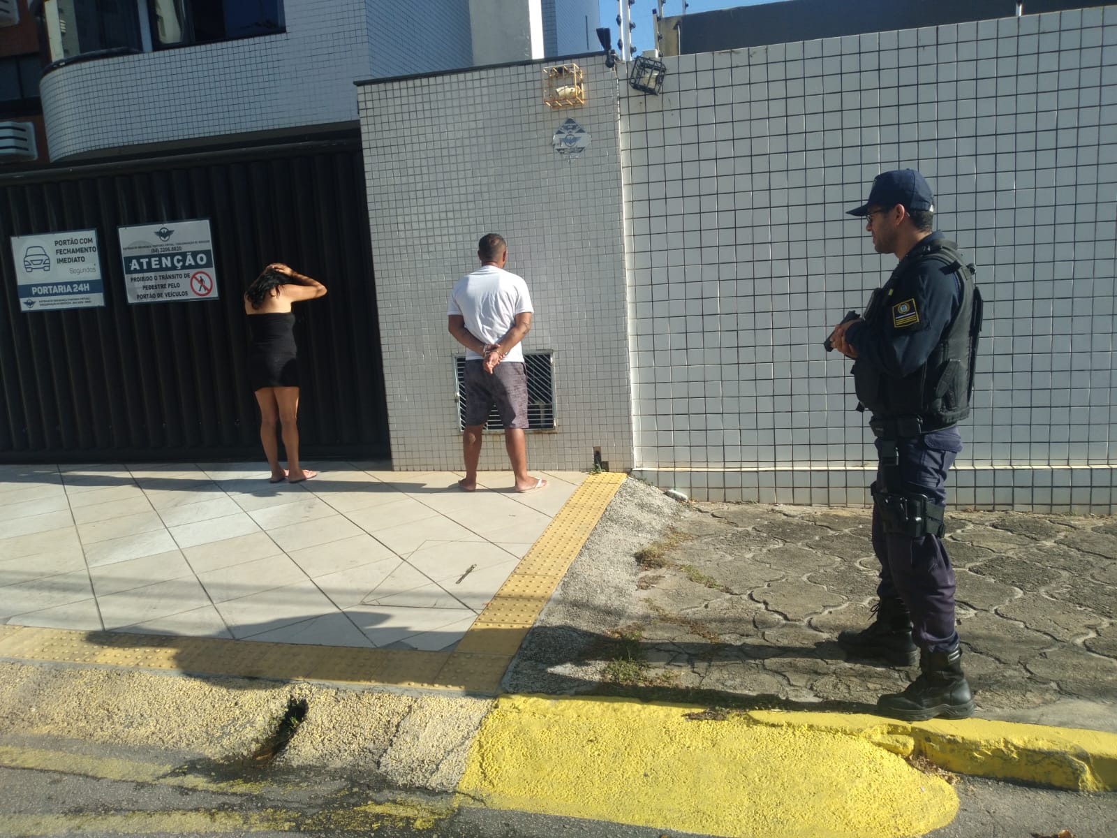 Casal é preso após roubar motorista de ônibus na avenida Prudente de Morais