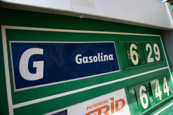 Prates diz que gasolina não deveria “passar de R$ 6” e pede fiscalização