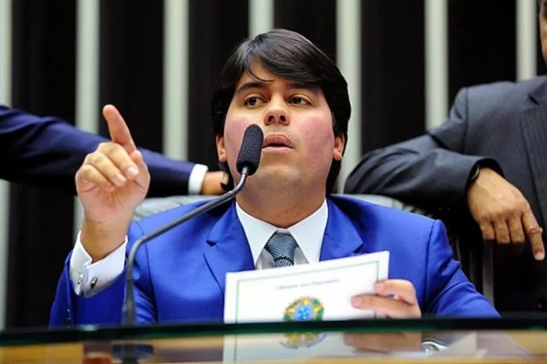 Anunciado como ministro de Lula, deputado mandou dinheiro para empresa fantasma