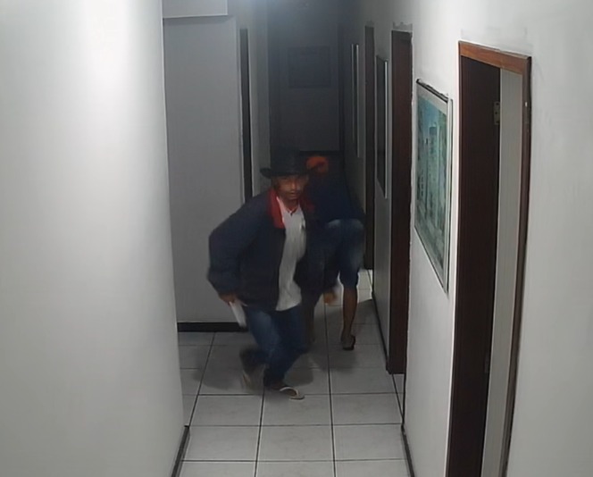 'Vaqueiros do crime': Polícia divulga imagens de dupla que praticou série de furtos a comércios em Natal