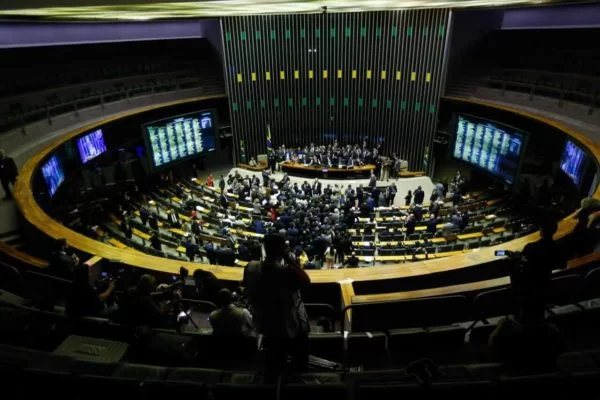 Comissão da Câmara dos Deputados aprova inclusão de botão de pânico em celulares