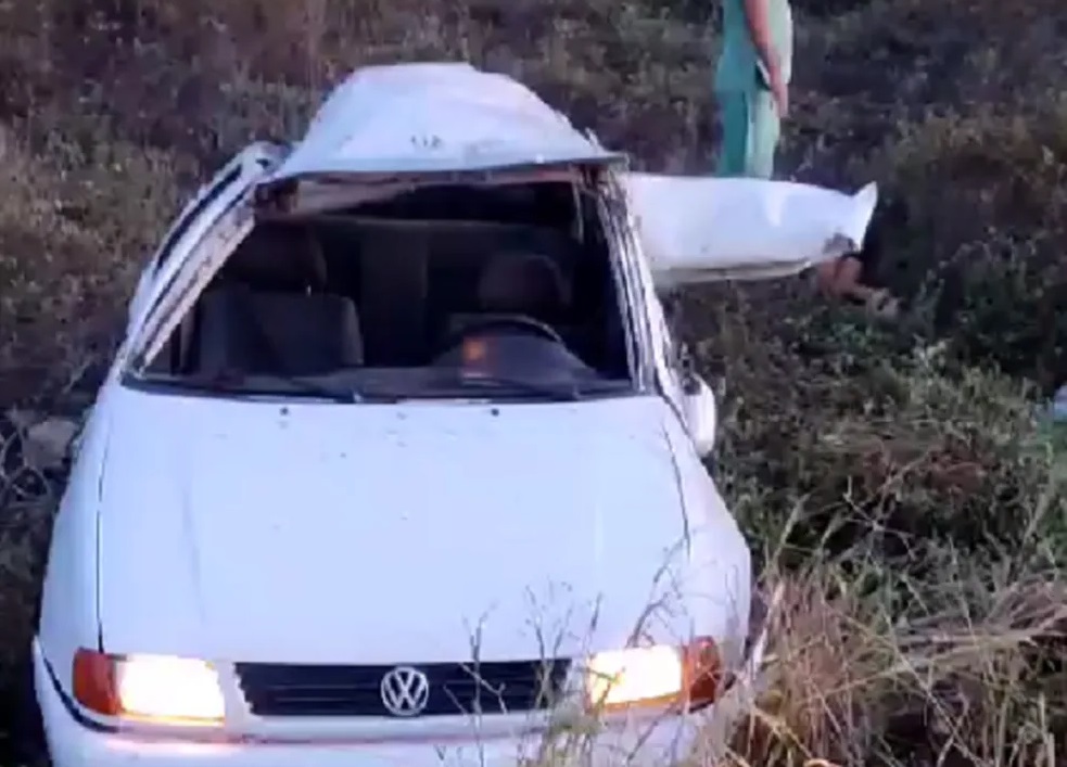Adolescente morre após carro com seis ocupantes sair da BR-226 e capotar no interior do RN