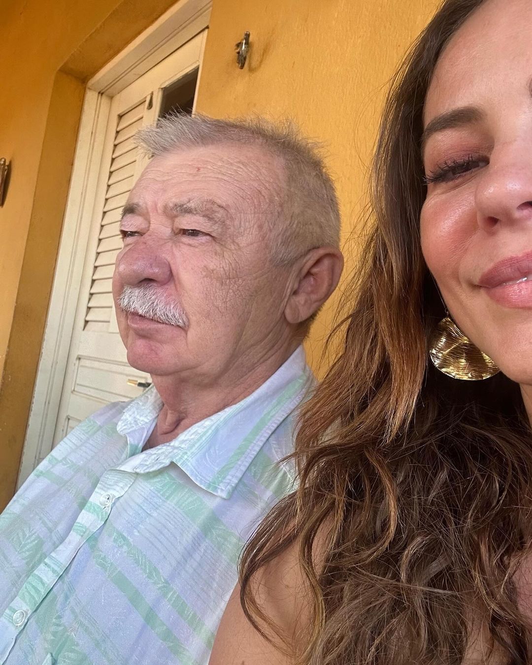 Atriz Paolla Oliveira está no RN, visita engenho e come rapadura