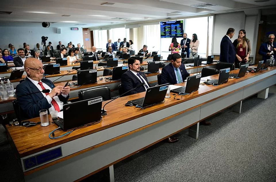 Senado: em menos de 1 minuto, CCJ aprova PEC que limita poderes do STF