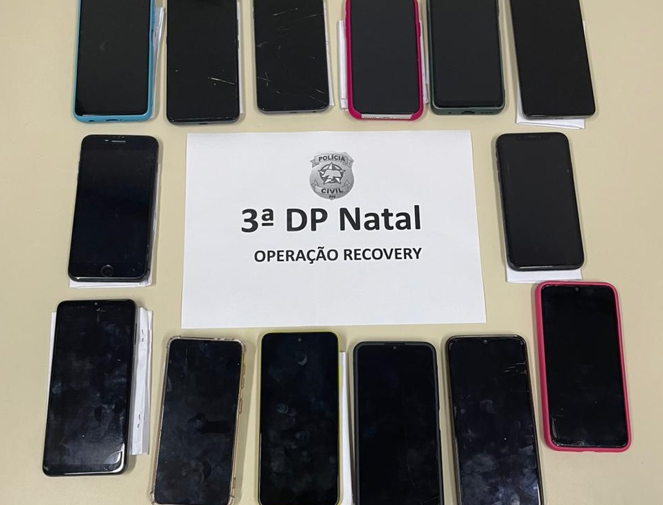 Homem fornece nome do irmão gêmeo, mas acaba preso em operação que recuperou 21 celulares em Natal