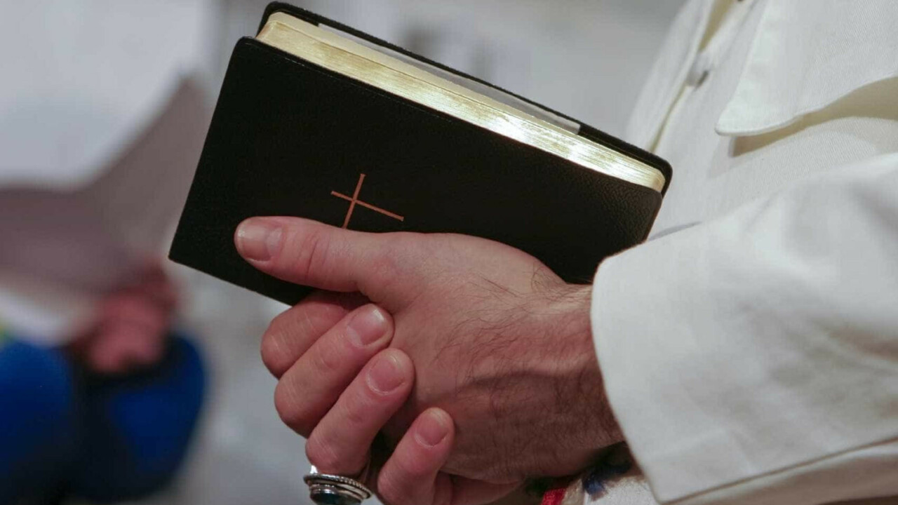 ESCÂNDALO SEXUAL: Padre é afastado e investigado por organizar orgias em apartamento da paróquia