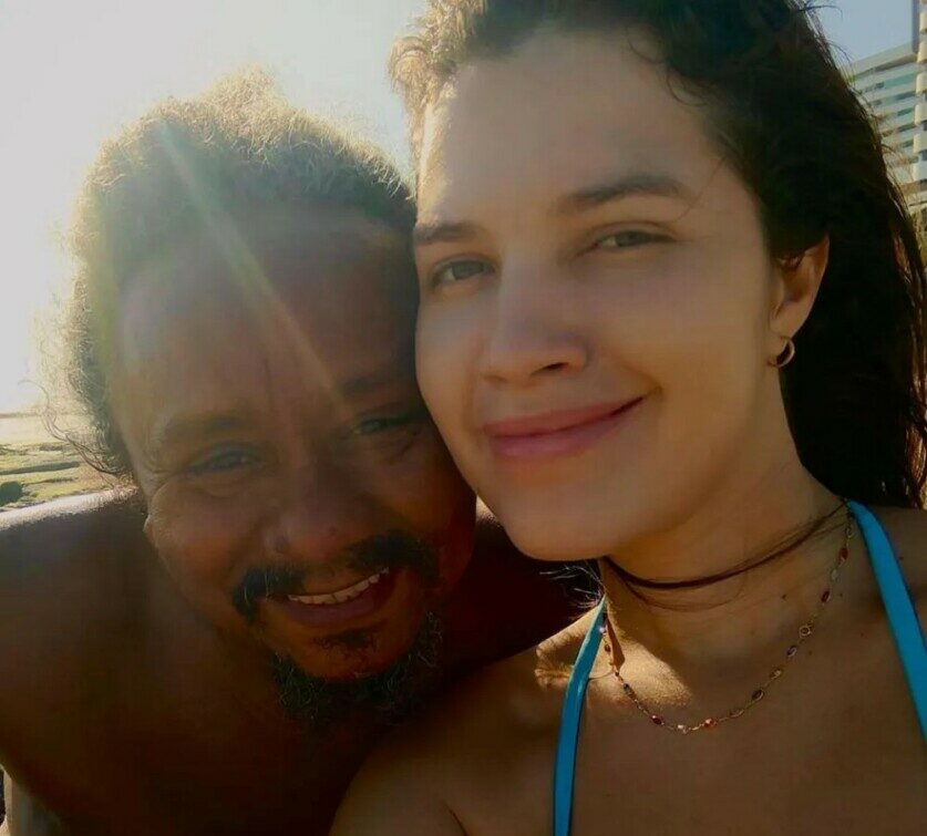 Cantor Chico César surpreende ao aparecer com namorada 31 anos mais jovem