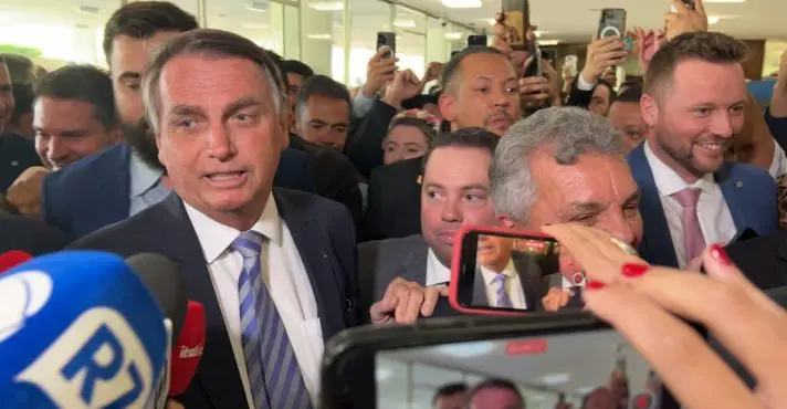 VÍDEO: Recebido aos gritos de "mito", Bolsonaro se reúne na Câmara com embaixador de Israel e deputados