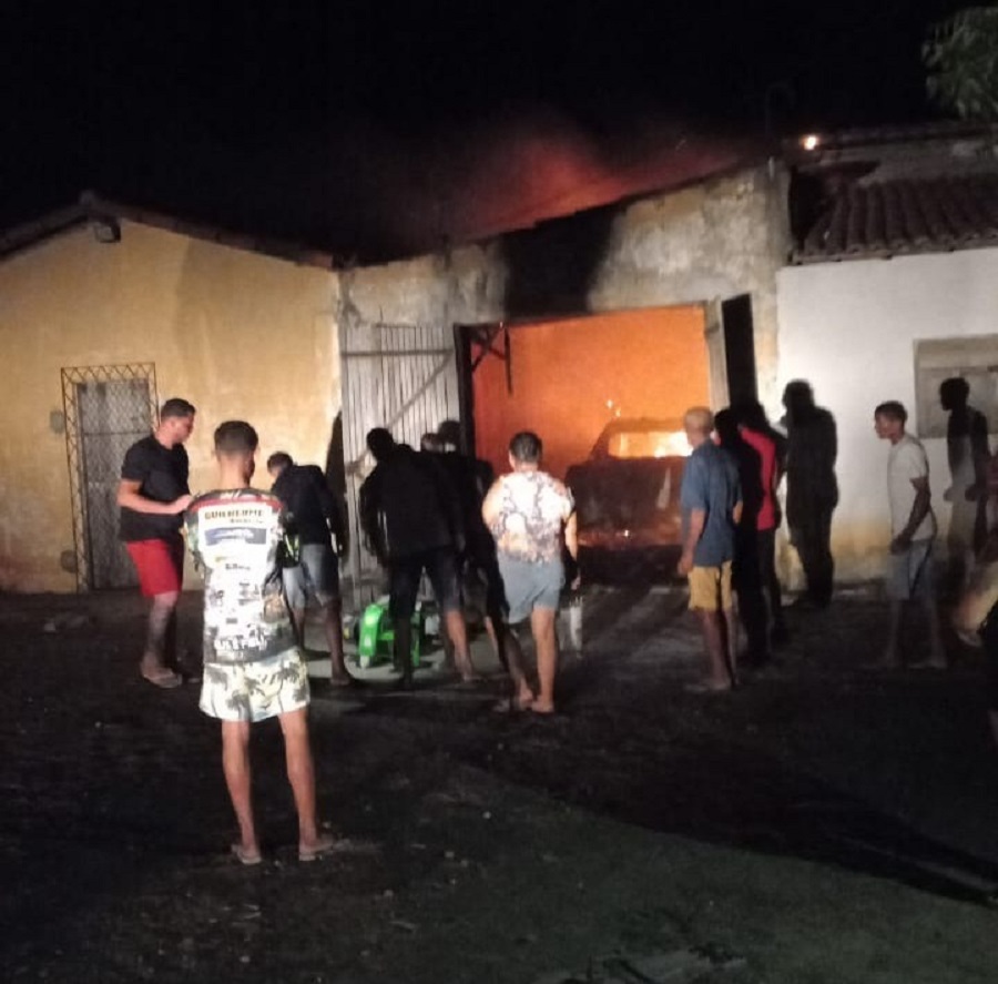 População incendeia veículo do homem que matou família em Jardim de Angicos