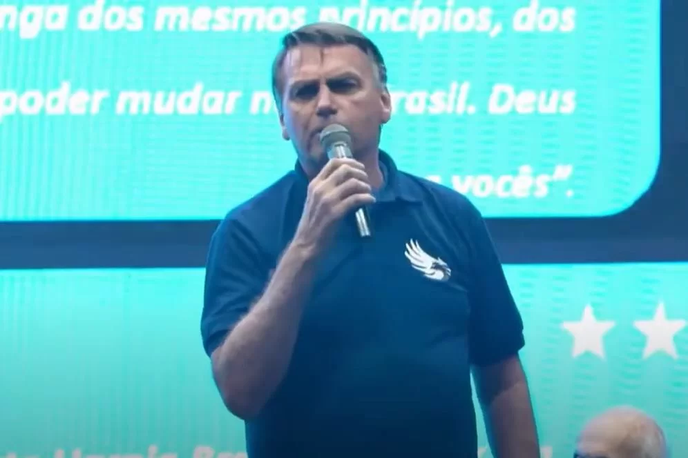 Moraes quer “me alijar da política”, diz Bolsonaro