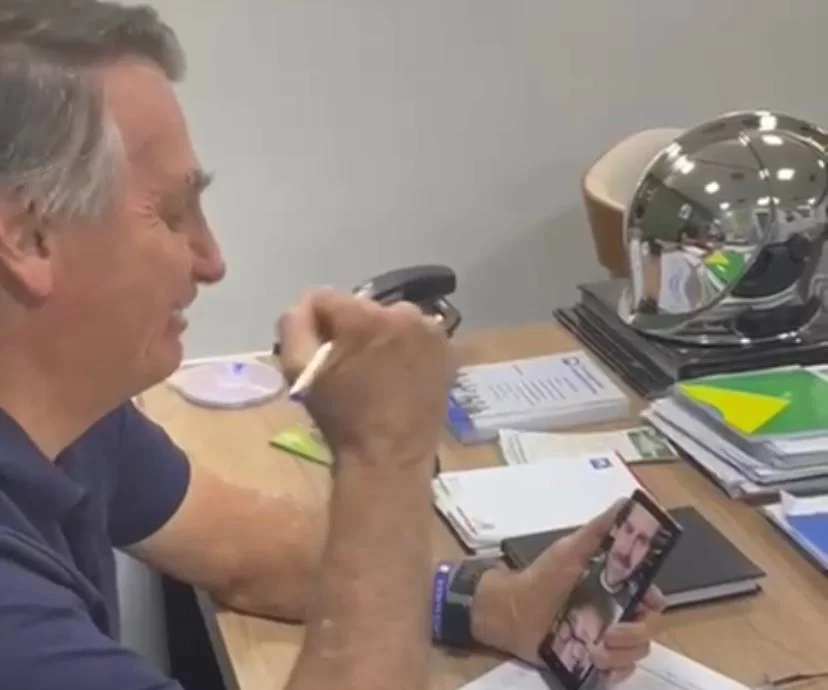 Em chamada de vídeo, o ex-presidente Bolsonaro comprimenta o presidente eleito da Argentina, Javier Milei