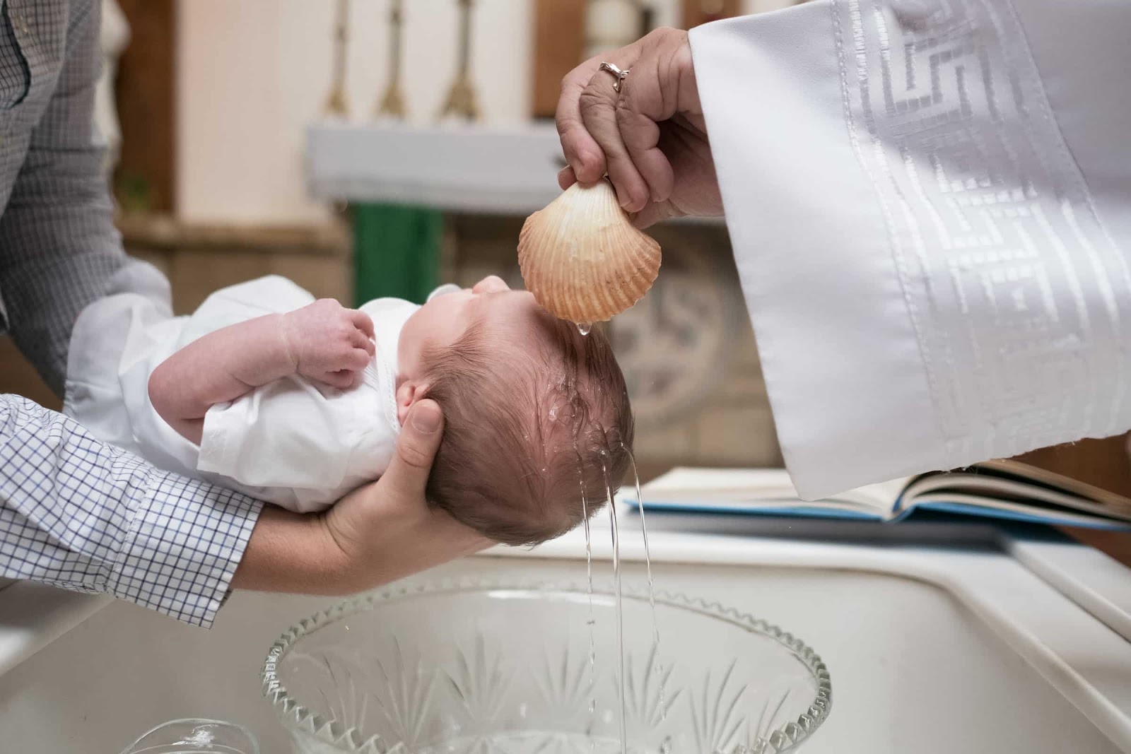 Vaticano permite que casais homossexuais batizem seus filhos após provocação de bispo brasileiro; Entenda