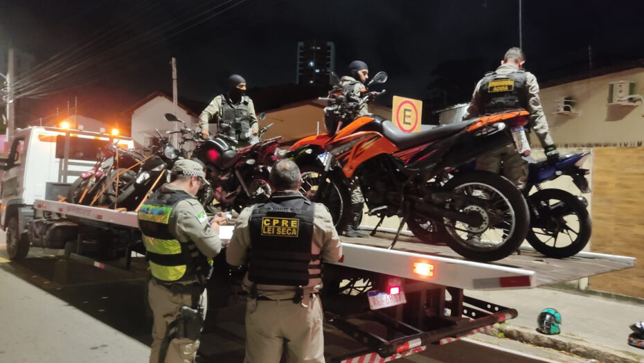 Motociclistas em alta velocidade tentam fugir da Lei Seca e têm veículos apreendidos