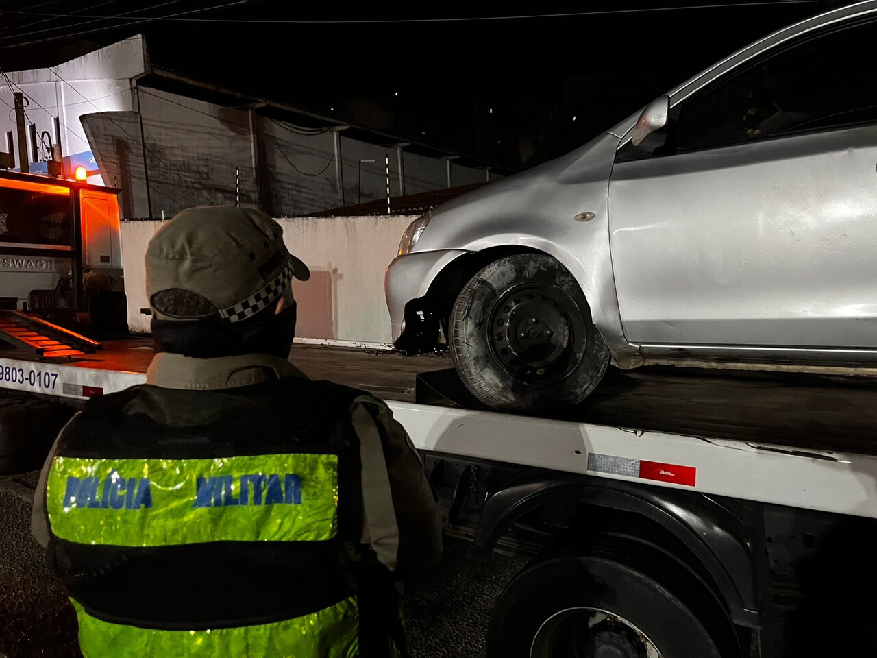 Motorista bêbado tenta fugir de blitz pela contramão, bate em canteiro e acaba preso em Natal