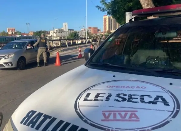 Idoso bêbado é preso enquanto transportava corpo em carro funerário em Natal