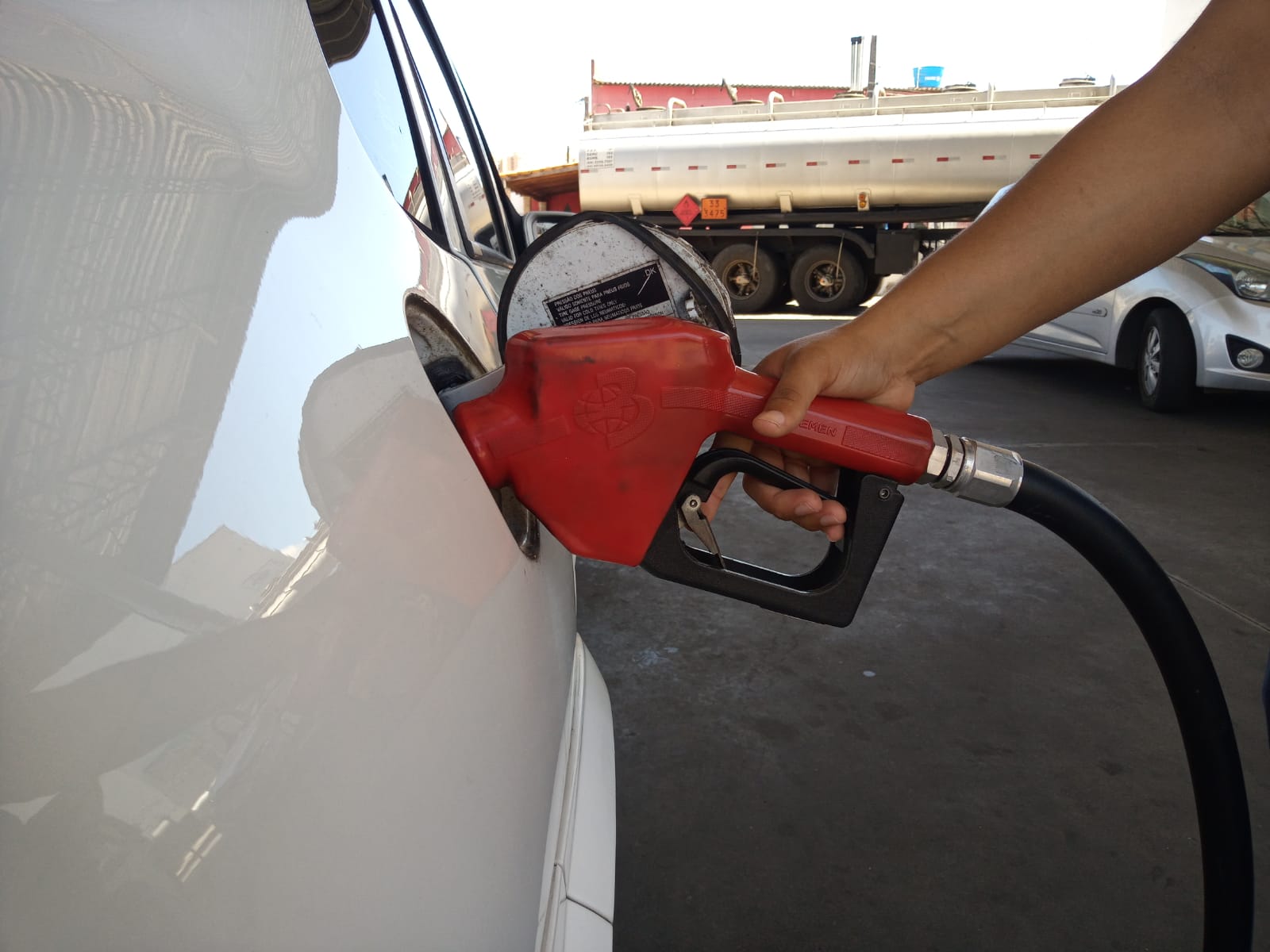 Procon aponta queda no preço da gasolina comum em Natal; confira postos mais baratos