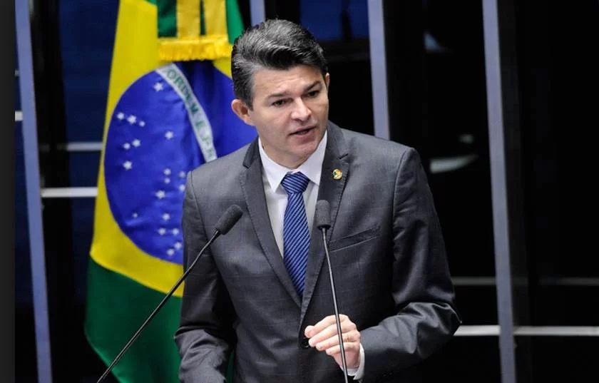 Após tapa, deputado sugere porte de arma automático para parlamentares
