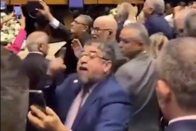 Deputado do PT que bateu em parlamentar ironiza choro: "Não aguenta porrada"