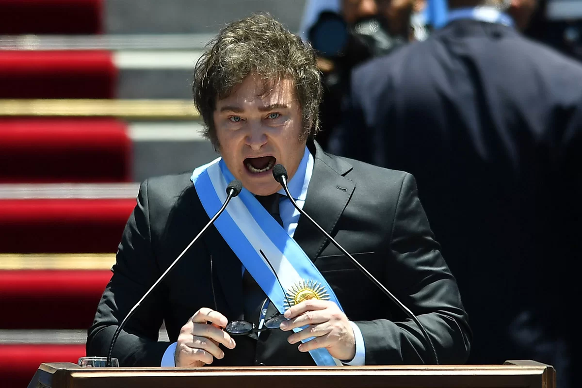 Argentina: Milei suspende propaganda oficial e reduz cargos públicos