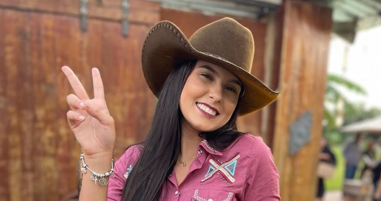 Cantora Ana Castela é flagrada comprando vibradores em sex shop