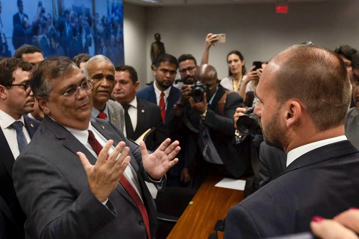 Eduardo Bolsonaro se explica sobre foto com Dino: “Não estou sorrindo”
