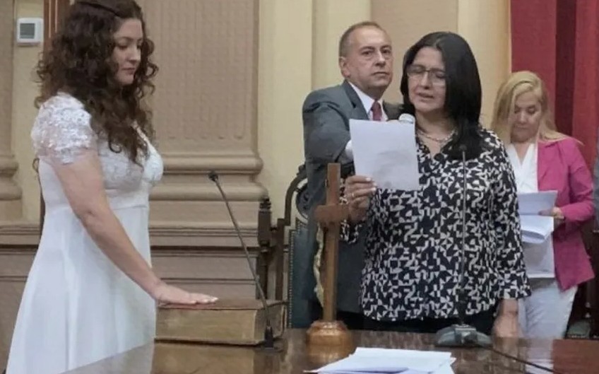 Deputada viraliza ao tomar posse com vestido de noiva: ‘Eu me caso com o povo’