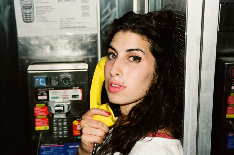 Pai de Amy Winehouse processa amigas da cantora em R$ 4,5 milhões