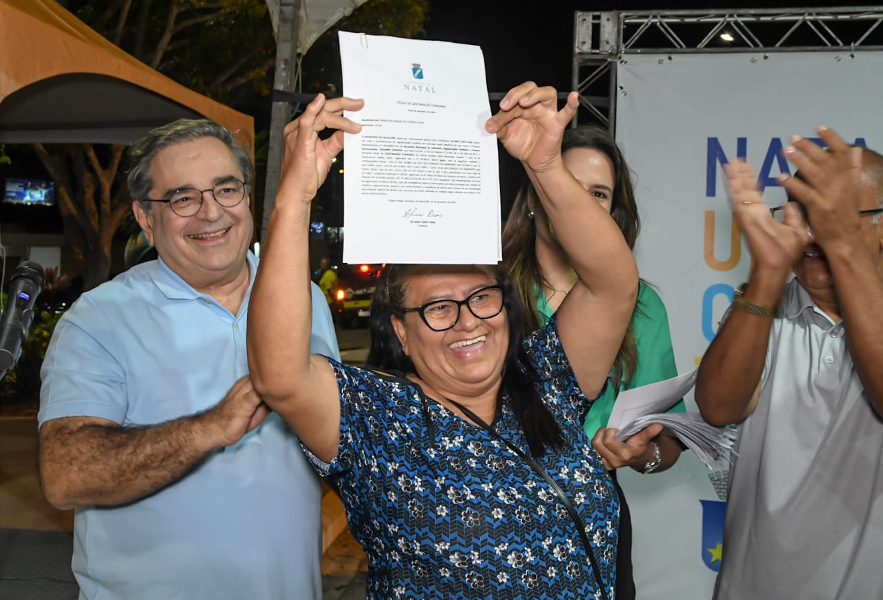 Prefeitura entrega 63 títulos de regularização fundiária a moradores de Igapó￼