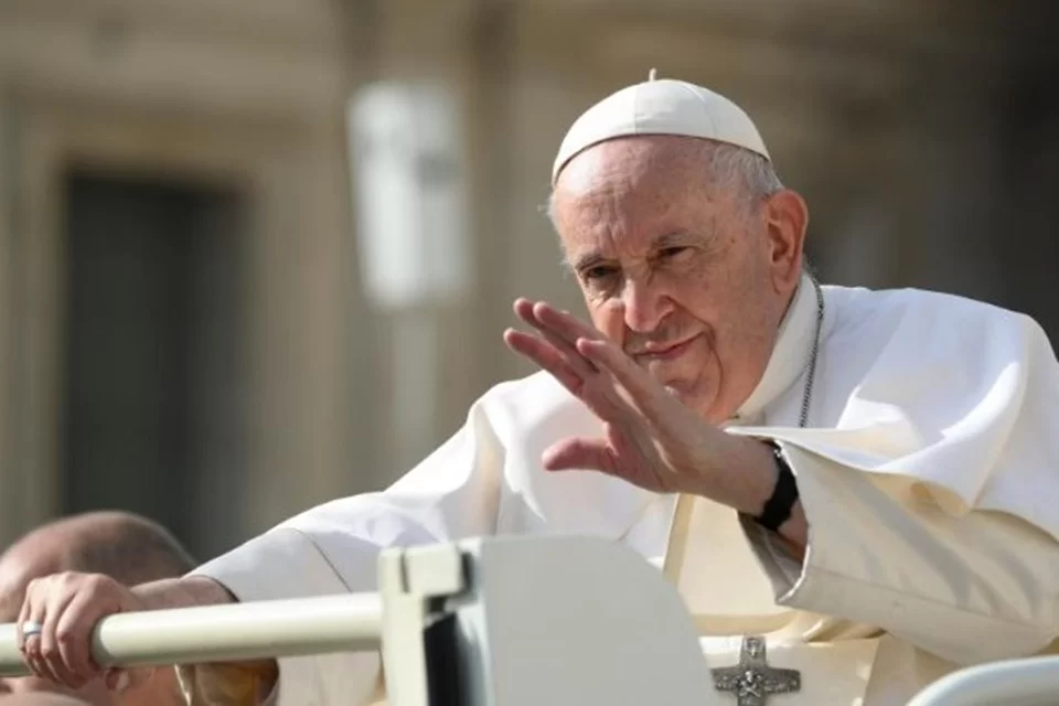 Vaticano autoriza que padres abençoem casais do mesmo sexo