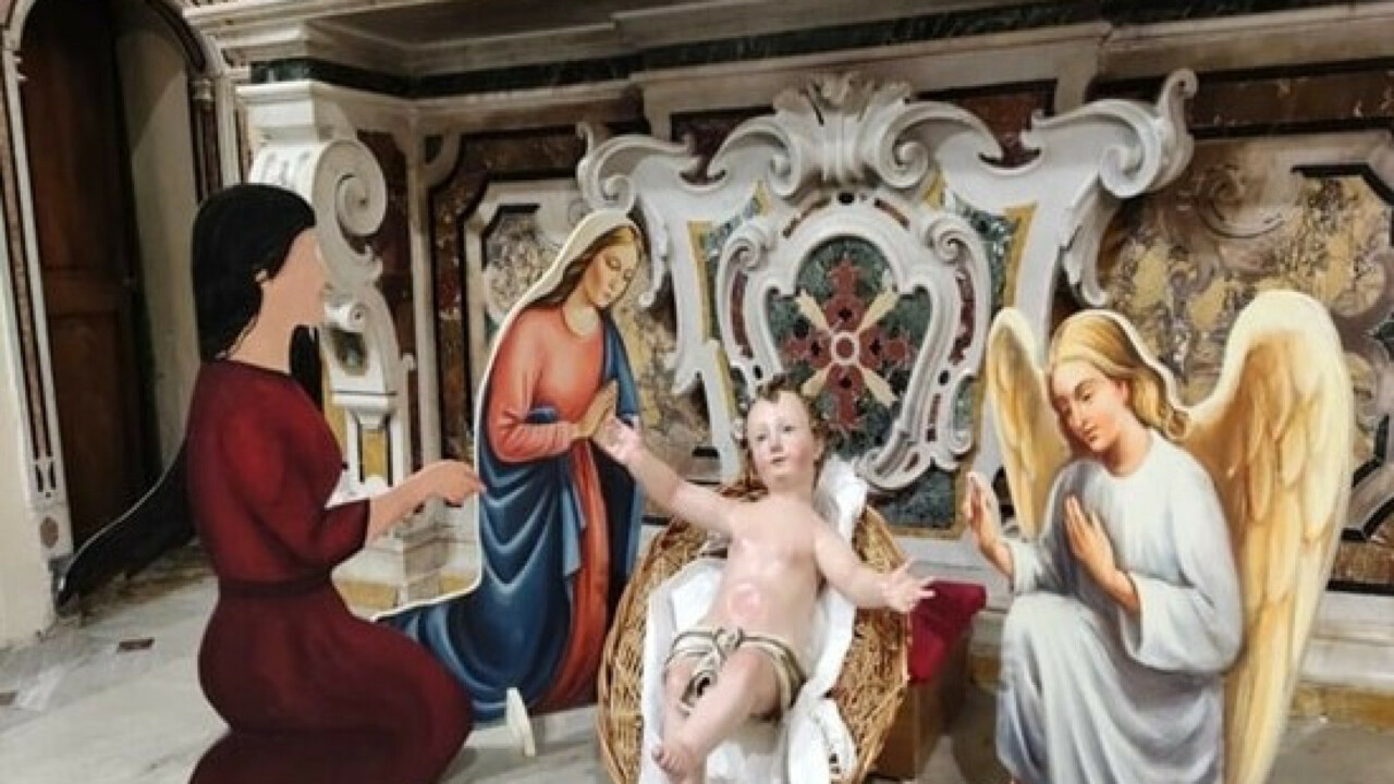Padre monta presépio com 2 mães em igreja e gera controvérsia
