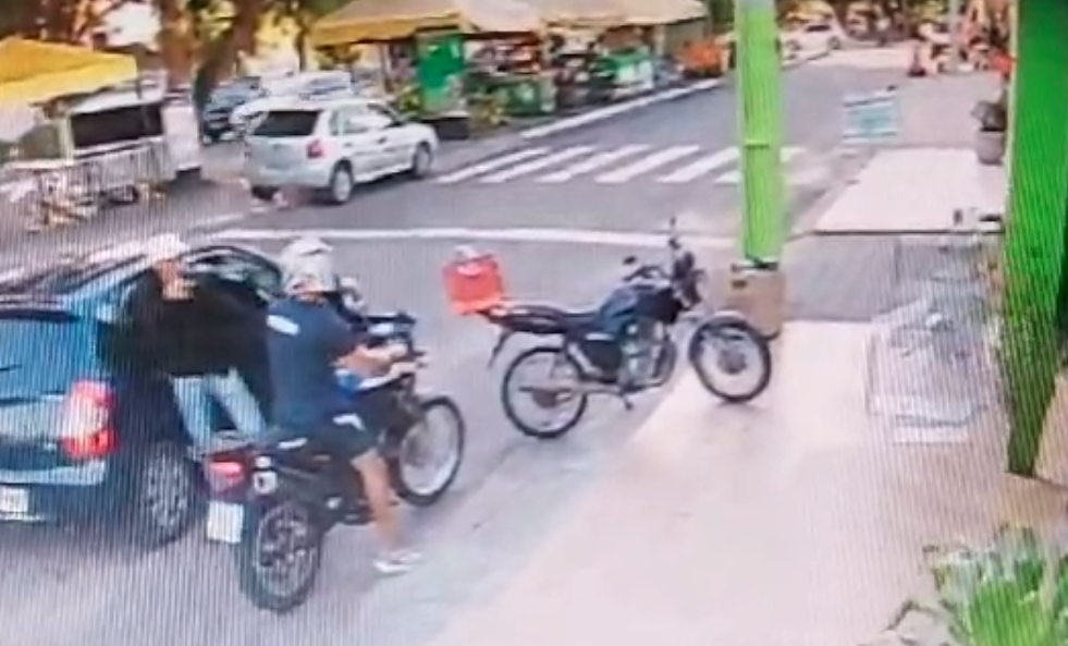 Bandidos roubam carro de motorista por aplicativo, circulam com ele no porta-malas e tentam roubar moto em Neópolis