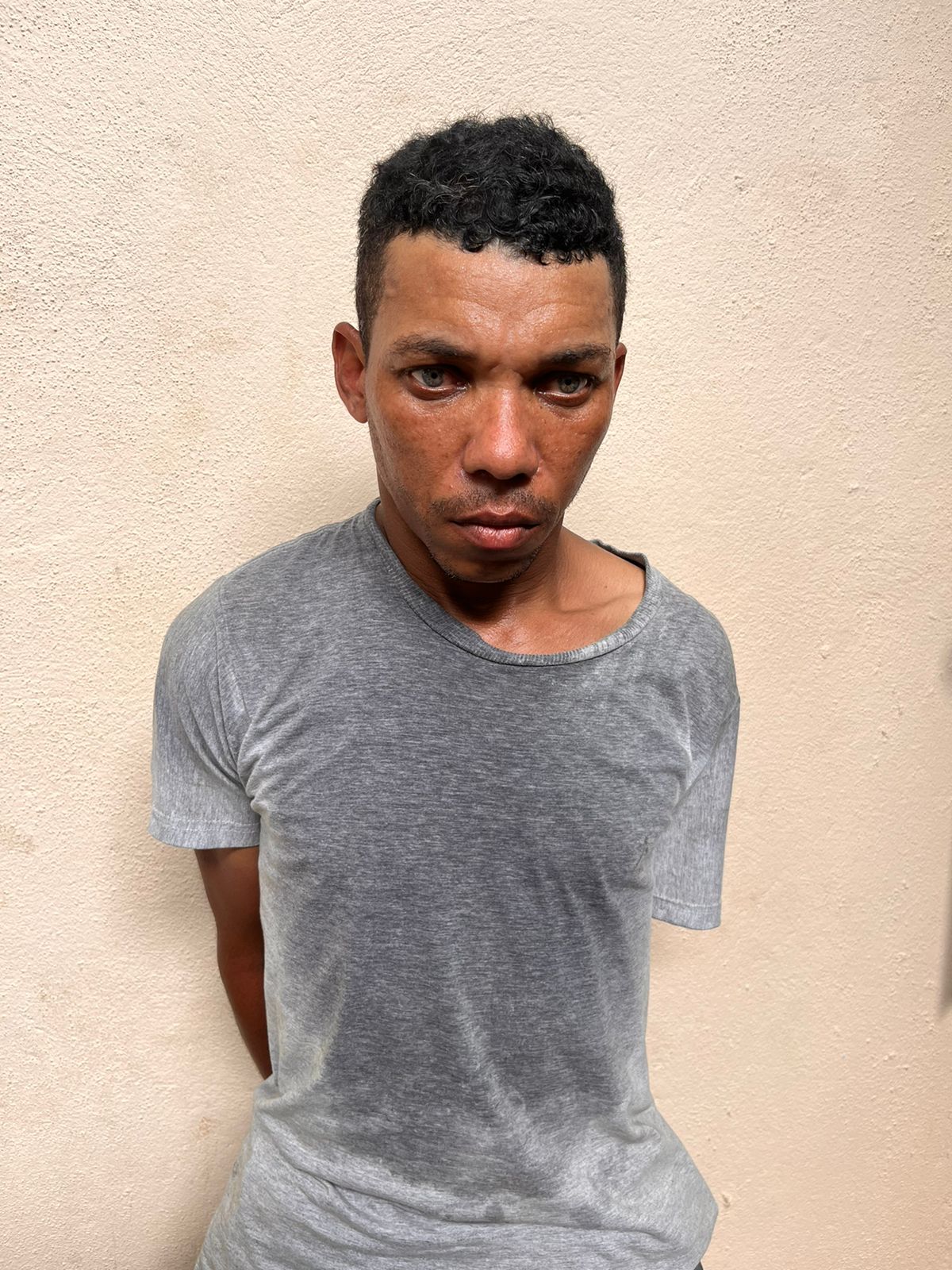 Homem assalta loja de bolos em Capim Macio, mas é preso minutos após o crime