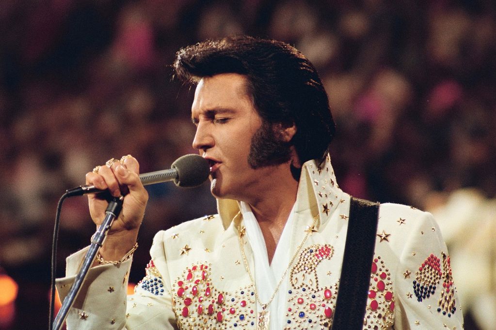 ELE NÃO MORREU!: Elvis Presley voltará aos palcos como holograma criado por inteligência artificial