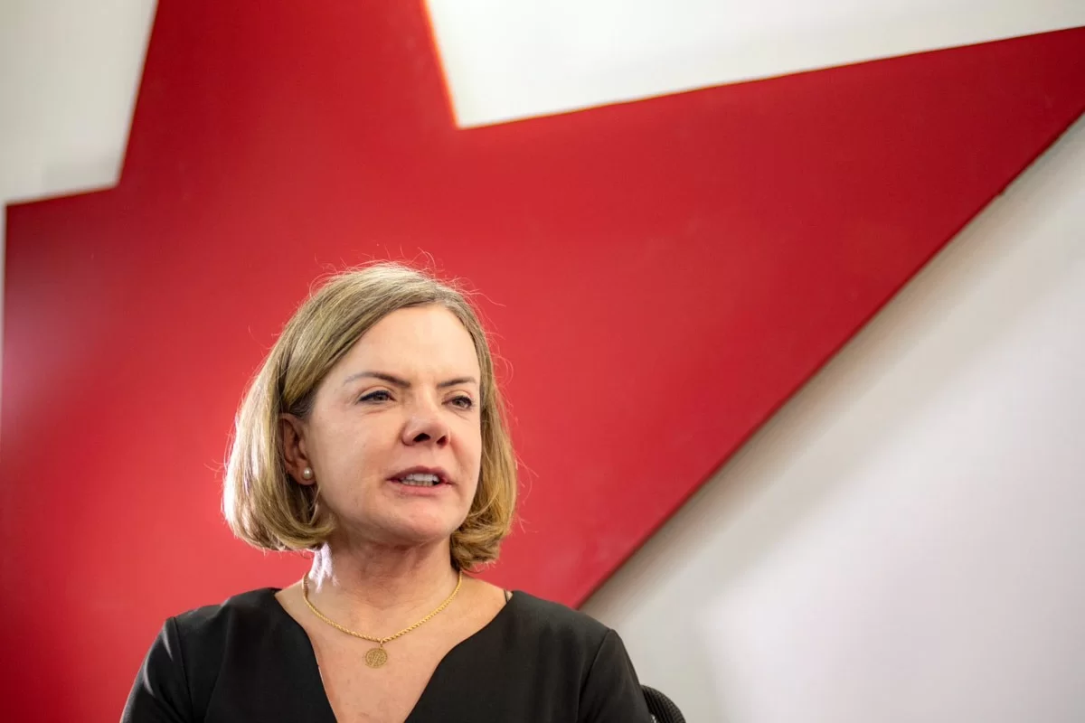 Gleisi pede punição e regulamentação de redes por planos contra Moraes