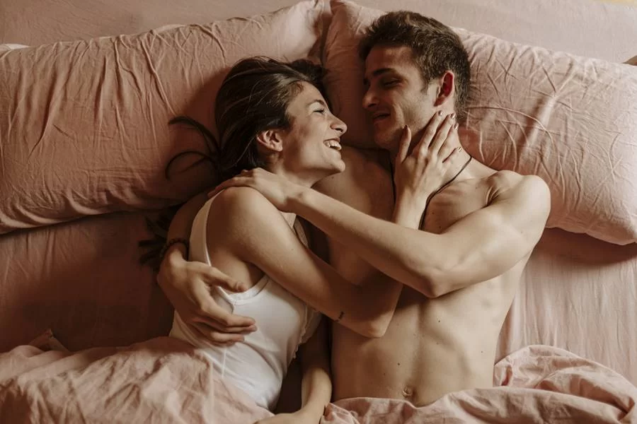 “Romance peculiar” é tendência nas relações para 64% dos brasileiros
