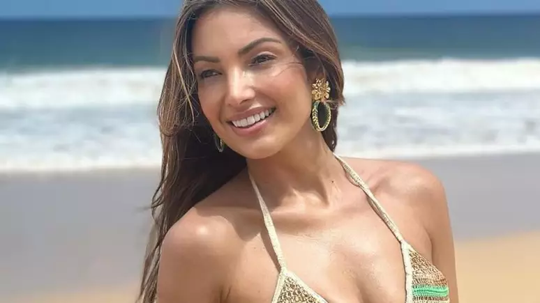 Apresentadora e jornalista Patrícia Poeta passa férias em praia do RN