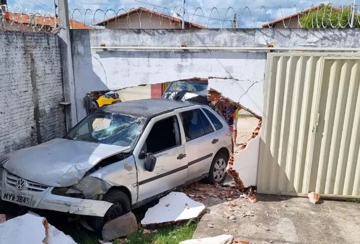 Motorista embriagado derruba muro e é preso pelo CPRE em Extremoz