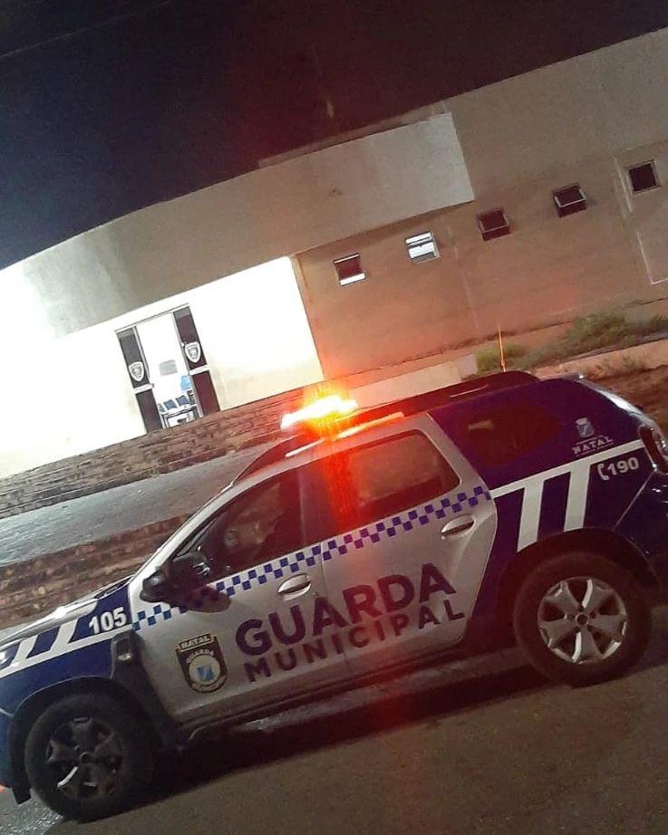 Mãe joga criança de seis meses em geladeira e agride filho de três anos de idade