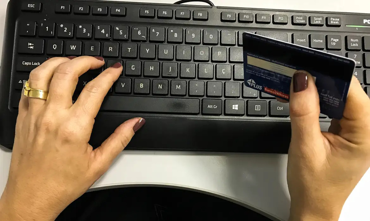 Novo teto de juros para faturas de cartão de crédito tem início nesta terça-feira (2)
