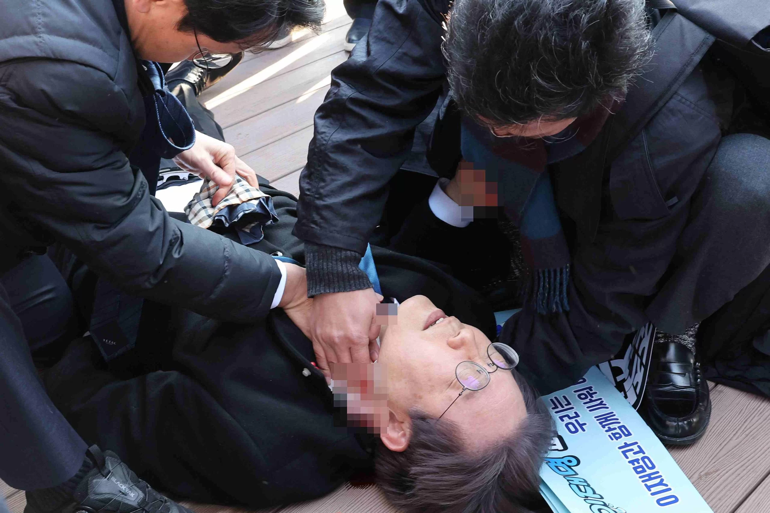 Líder de oposição da Coreia do Sul é esfaqueado no pescoço